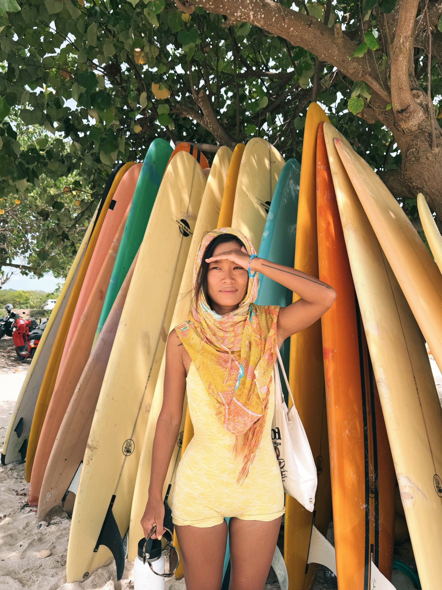 Traje de baño de una pieza con espalda baja y estampado floral soleado
